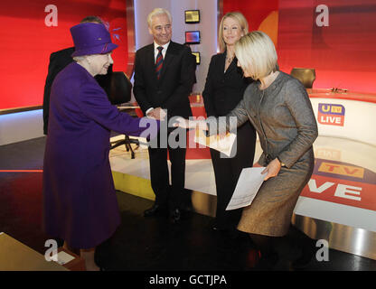 Die britische Königin Elizabeth II. Schüttelt sich bei einem Besuch in den Ulster Television Studios in Belfast die Hände der Sendeanstalt Sarah Clarke, wo sie die Sender HD Service anschaltete. Stockfoto