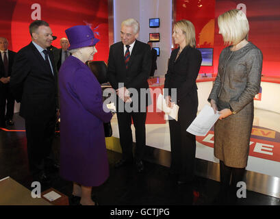 Die britische Königin Elizabeth II trifft (von links nach rechts) den Group CEO der UTV Media plc John McCann und die Sender Paul Clarke, Alison Fleming und Sarah Clarke bei einem Besuch in den Ulster Television Studios in Belfast, wo sie die Sender HD Service eingeschaltet hat. Stockfoto