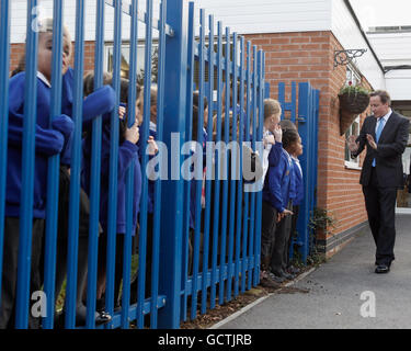 Premierminister David Cameron sagt nach einem Besuch der Welbeck-Grundschule in Nottingham den Schülern Auf Wiedersehen. Stockfoto