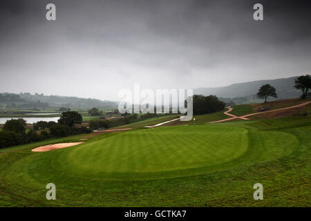 Gesamtansicht des 18. Grüns und Fairways am Ein paar Tage später im Celtic Manor Der Ryder Cup Stockfoto