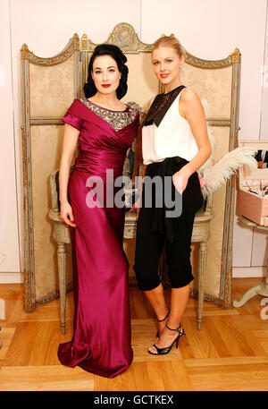 Donna Air (rechts) tritt Dita von Teese Global Ambassador für Cointreau bei, als sie im Selfridges Personal Shopping Store, London, die limitierte Edition „My Private Cointreau Coffret“ lanciert. Stockfoto