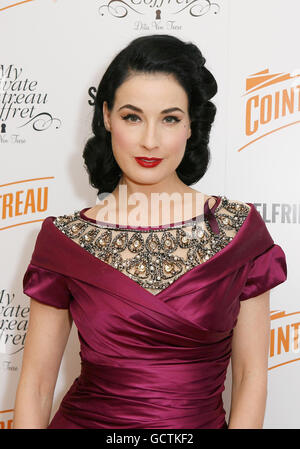 DITA von Teese, Global Ambassador für Cointreau, führt die limitierte Edition „My Private Cointreau Coffret“ im Selfridges Personal Shopping Store, London, ein. Stockfoto