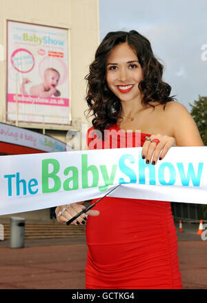 Myleene Klass, die im März 2011 ein Baby erwartet, eröffnet die Baby Show, die von heute bis zum kommenden Sonntag im Earls Court im Westen Londons stattfindet. Stockfoto