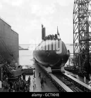 Das erste atombetriebene U-Boot Großbritanniens, HMS Dreadnought, rutscht nach ihrem Start von Königin Elizabeth II. Vom Vickers Armstrong-Hof in Barrow-in-Furness, Lancashire, in den Walney-Kanal hinunter. Stockfoto