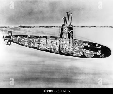 Dieses offizielle britische Bild zeigt eine Schnittzeichnung von HMS Dreadnought, dem ersten britischen U-Boot mit Atomantrieb, das von Queen Elizabeth II. Auf den Vickers-Armstrong Werften in Barrow-in-Furness gestartet wird. Stockfoto