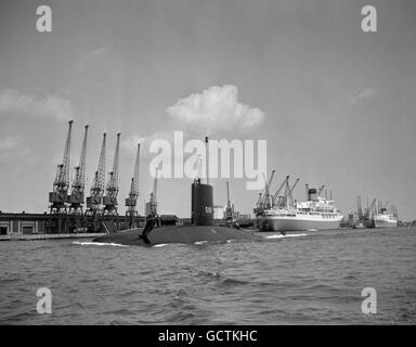 Großbritanniens erstes nuklearbetriebenes U-Boot HMS Dreadnought (3,000 Tonnen), das während eines Besuchs in Southampton aufgenommen wurde. Stockfoto