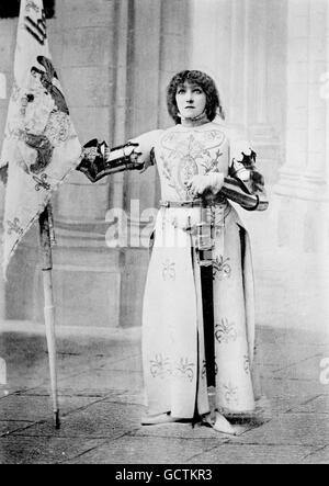 Die französische Schauspielerin Sarah Bernhardt (1844-1923) als Johanna von Orléans (Jeanne d ' Arc). Foto von Bain News Service, c.1898. Stockfoto