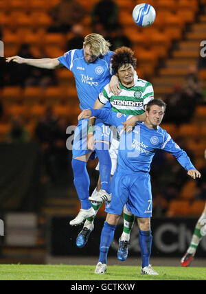 Celtic's Sung Yueng Ki fordert St Johnstone's Liam Craig (links) und Chris Miller (rechts) während des Co-operative Insurance Cup Quarter Finales im McDiarmid Park, Perth. Stockfoto