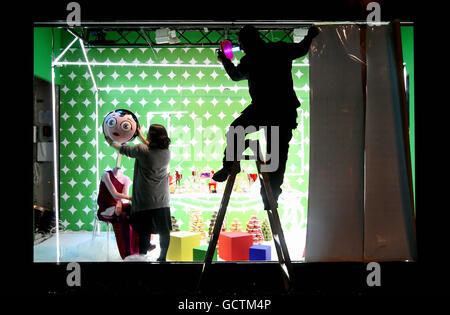 Selfridges Weihnachtsfenster. Die Fensterdekorateure bereiten eine weihnachtliche Schaufenstervorlage im Selfridges in der Oxford Street im Zentrum von London vor. Stockfoto