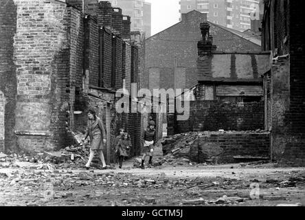 Gemauerte leere Häuser umgeben die wenigen Häuser, die noch in Lower Broughton, Salford, besetzt sind, einem Gebiet, das einst in einem Buch als "klassisches Slum" beschrieben wurde, aber in dem noch etwa tausend Familien leben. Stockfoto