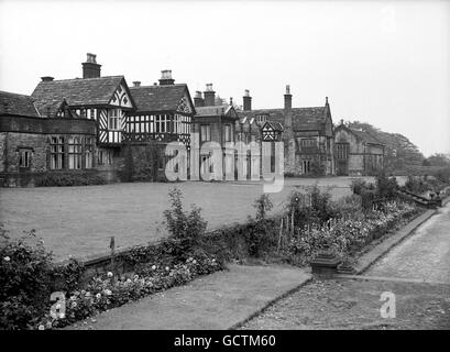 Historische Smithills Hall in Bolton, Lancashire. Der älteste Teil des Hauses ist der große Saal, der Ende des 14. Jahrhunderts erbaut wurde. Es war der Schauplatz der Untersuchung von George Marsh, dem protestantischen Märtyrer, der 1555 auf dem Scheiterhaufen in Chester verbrannt wurde, und seit langem ist das Haus ein Wallfahrtsort. Stockfoto