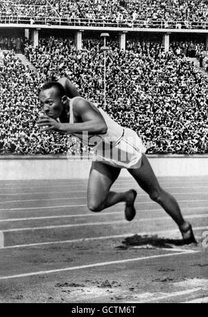 Jesse Owens zu Beginn seiner rekordverdächtigen 200m-Lauf bei den Olympischen Spielen 1936 in Berlin. Stockfoto