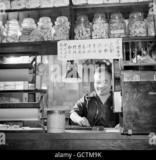 Chinesische Ladenbesitzer mit einem Abakus in einem Lebensmittelgeschäft in Chinatown, New York City, New York 1942.  Foto von Marjory Collins, USA Farm Security Administration. Stockfoto