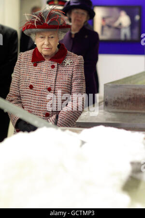 Die britische Königin Elizabeth II. Zeigt den Prozess der Salzkristall-Herstellung, als sie die Maldon Salt Crystal Company in Maldon, Essex besucht. Stockfoto