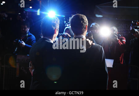 James Franco (links) und Aron Ralston kommen zur Europa-Premiere von Danny Boyles neuem Film 127 Hours, dem Ende des 54. BFI London Film Festival im Odeon, Leicester Square, London. Stockfoto