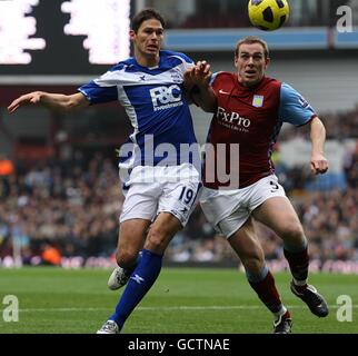 Fußball - Barclays Premier League - Aston Villa gegen Birmingham City - Villa Park. Nikola Zigic von Birmingham City (links) und Richard Dunne von Aston Villa (rechts) kämpfen um den Ball Stockfoto