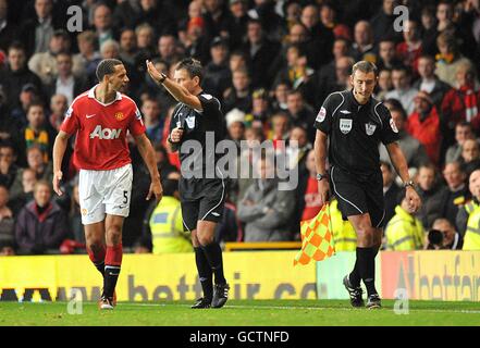 Rio Ferdinand von Manchester United (links) starrt den Schiedsrichter-Assistenten (rechts) an, während Matchschiedsrichter Mark Clattenburg (Mitte) signalisiert, dass das zweite Tor von Manchester United, das Luis Nani erzielte, bestehen wird Stockfoto