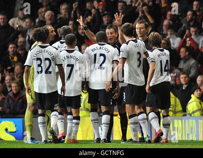 Schiedsrichter Mark Clattenburg sagt den Tottenham Hotspur Spielern, sich von ihm und seinem Assistenten zu entfernen, während sie das zweite Tor von Manchester United, das Luis Nani erzielte, besprechen. Stockfoto