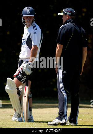 England Kapitän Andrew Strauss und Trainer Andy Flower während der Nets Session auf dem WACA Ground, Perth, Australien. Stockfoto