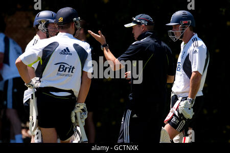 (Links-rechts) Englands Eoin Morgan, Jonathan Trott, Trainer Andy Flower und Kapitän Andrew Strauss während der Nets-Session auf dem WACA Ground, Perth, Australien. Stockfoto