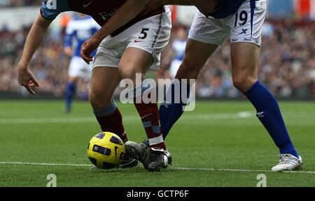 Fußball - Barclays Premier League - Aston Villa gegen Birmingham City - Villa Park. Richard Dunne von Aston Villa (links) und Nikola Zigic von Birmingham City (rechts) kämpfen um den Ball Stockfoto