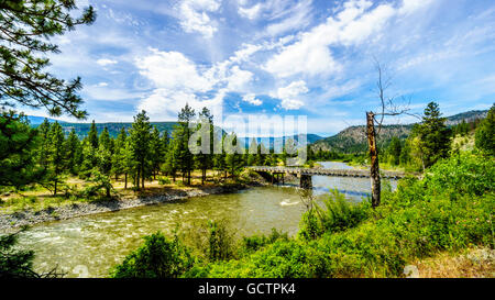 Doubles Brücke über den Nicola River fließt entlang der Autobahn 8 von der Stadt Merritt zum Fraser River bei Spences Bridge in BC, Kanada Stockfoto