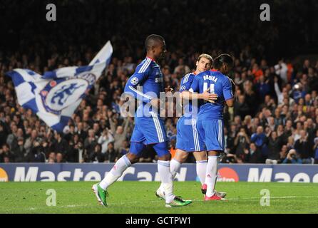 Fußball - UEFA Champions League - Gruppe F - Chelsea gegen Spartak Moskau - Stamford Bridge. Chelsea's Didier Drogba (rechts) feiert das zweite Tor des Spiels, vom Strafpunkt aus Stockfoto