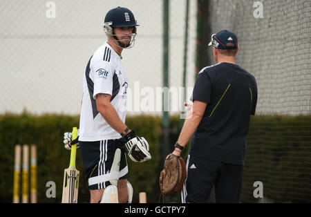 Der englische Kevin Pietersen mit Trainer Andy Flower (rechts) während des Nets-Trainings im WACA, Perth, Australien. Stockfoto