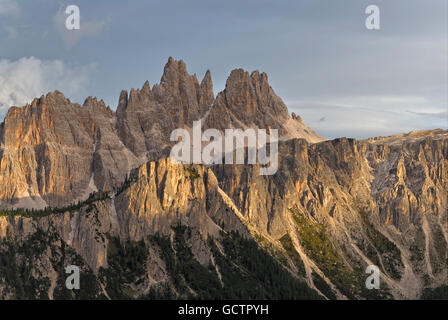 Croda da Lago & LaStone di Formin Bergketten vom Rifugio Cinque Torri, Dolomiten gesehen. Stockfoto