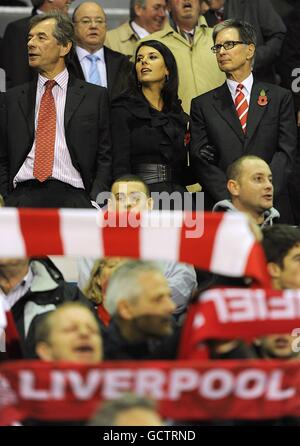 Liverpooler Besitzer John W Henry (rechts) mit Partnerin Linda Pizzuti und Liverpooler Vorsitzender Martin Broughton (links) vor dem Anpfiff in den Tribünen Stockfoto