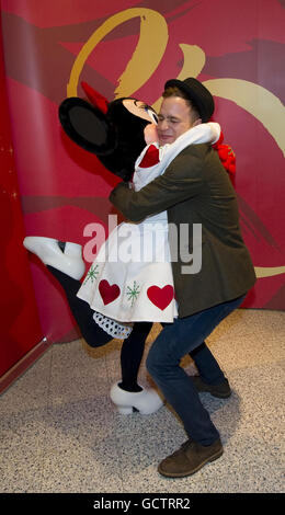 Der Popstar Olly Murs tritt dem Disney Store in der Oxford Street, London, bei, um in Zusammenarbeit mit verschiedenen lokalen Wohltätigkeitsorganisationen seinen magischen Giving Tree-Appeal zu lancieren, der mehr als 9,000 Kindern in ganz Großbritannien Geschenke spendet. Dieser Appell wird 340 Kindern des Great Ormond Street Hospital in diesem Jahr ein Weihnachtsgeschenk geben. Stockfoto