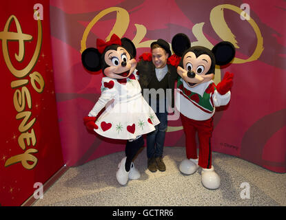 Der Popstar Olly Murs tritt dem Disney Store in der Oxford Street, London, bei, um in Zusammenarbeit mit verschiedenen lokalen Wohltätigkeitsorganisationen seinen magischen Giving Tree-Appeal zu lancieren, der mehr als 9,000 Kindern in ganz Großbritannien Geschenke spendet. Dieser Appell wird 340 Kindern des Great Ormond Street Hospital in diesem Jahr ein Weihnachtsgeschenk geben. Stockfoto