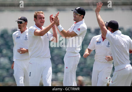 Der englische Stuart Broad feiert den Abgang von Michael Swart aus Western Australia während des Tour-Spiels im WACA, Perth. Stockfoto