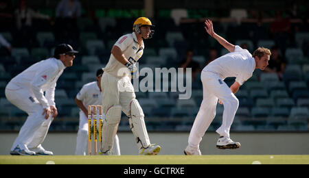 Englands Stuart Broad (rechts) Bowls, beobachtet von Graeme Swann (links) und Luke Pomersbach aus Westaustralien während des Tour-Spiels im WACA, Perth. Stockfoto