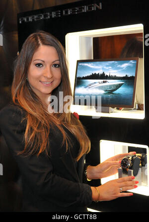 Bethani Stainfield-Bruce enthüllt einen exklusiven Porsche Design Adventskalender für 1 Million Dollar, der in Harrods in London zum Verkauf kommt. Stockfoto