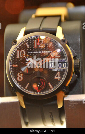 Eine Chronographenuhr, eines der Geschenke, die in einem exklusiven Porsche Design Adventskalender im Wert von 1 Million Dollar enthalten sind, der bei Harrods in London zum Verkauf kommt. Stockfoto