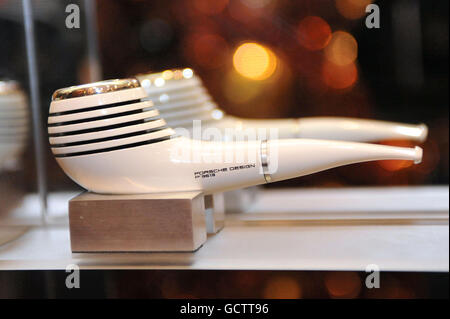 Eine Porsche Pfeife, eines der Geschenke, die in einem exklusiven Porsche Design Adventskalender für 1 Million Dollar vorgestellt werden, der im Londoner Harrods verkauft wird. Stockfoto