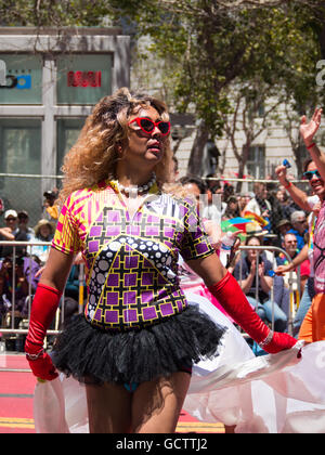 Mann in Frauenkleidern paradieren in San Francisco Pride Parade 2016 Stockfoto