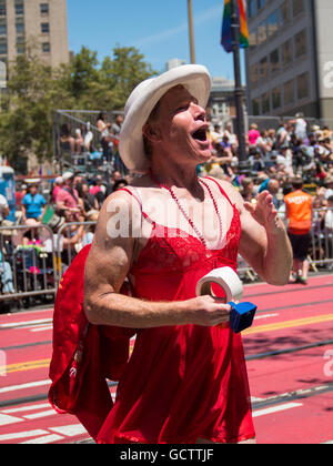 Mann in Frauenkleidern in San Francisco Pride Parade 2016 Stockfoto