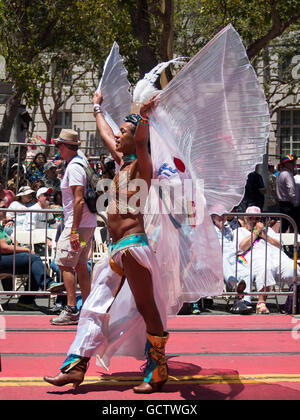 Mann in Frauenkleidern Paraden an der San Francisco Pride Parade 2016 Stockfoto