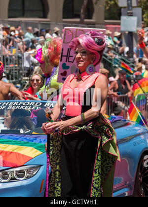 Mann in Frauenkleidern Paraden an der San Francisco Pride Parade 2016 Stockfoto