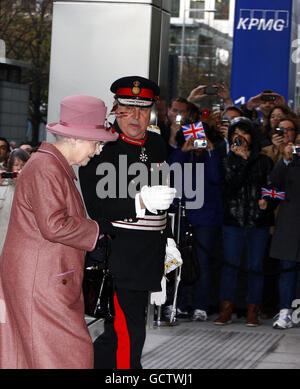 Königin Elizabeth II. Kommt an, um das neue KPMG-Gebäude am Canada Square in den Londoner Docklands zu eröffnen. Stockfoto