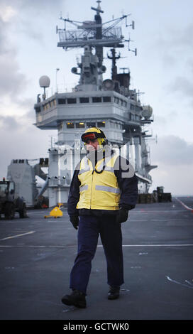 Chief Petty Officer Nicholas Downs auf dem Deck des Royal Navy Flugzeugträgers HMS Ark Royal, während es den Firth of Clyde auf seinem Weg zum Glen Mallan Jetty auf Loch Long absegelt, um Munition während seiner Stilllegung zu entladen. DRÜCKEN Sie VERBANDSFOTO. Bilddatum: Freitag, 12. November 2010. Das Schiff fährt heute zum letzten Mal im Rahmen einer Abschiedstour nach Schottland, bleibt fünf Tage in Loch Long, bevor es im Norden Schottlands nach Newcastle fährt, in der Nähe der Swan Hunter Werft in Wallsend, wo sie gebaut wurde. Siehe PA Geschichte VERTEIDIGUNG ArkRoyal. Das Foto sollte lauten: Stockfoto