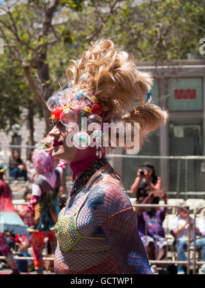 Mann in Paraden ziehen während des San Francisco Pride Parade 2016 Stockfoto