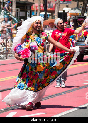 Mann in Frauenkleidern in San Francisco Pride Parade 2016 Stockfoto