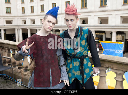 Jedward tritt bei der Eröffnung des mittelalterlichen Dorfes Nintendo DS Dragon Quest IX in Covent Garden im Zentrum von London auf. Stockfoto