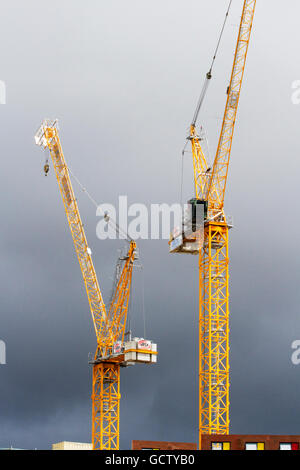 Zwei Turmdrehkrane auf The Strand Entwicklung, Livepool, Merseyside, UK Stockfoto