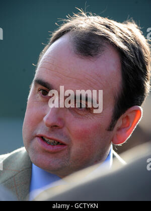 Pferderennen - Weatherbys Jump Meeting - Kempton Park. Trainer Alan King Stockfoto