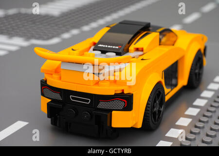 Tambow, Russische Föderation - 4. März 2015 McLaren P1 Auto von LEGO Speed Weltmeister auf der Lego-Straße-Grundplatte. Hinten Sie Ansicht von. Stockfoto