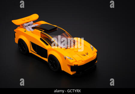 Tambow, Russische Föderation - 4. März 2015 McLaren P1 Car von Lego Geschwindigkeit Champions auf schwarzem Hintergrund. Studio gedreht. Stockfoto